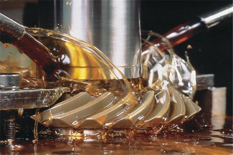 工業(yè)齒輪油的粘度等級(jí)一般是根據(jù)不同地區(qū)或季節(jié)的氣溫情況來選擇的